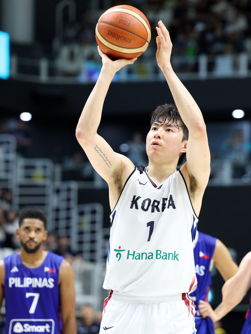 6일 오후 경기 수원시 KT 소닉붐 아레나에서 열린 하나은행 초청 2026 남자농구 국가대표 평가전 한국과 필리핀의 경기, 한국 이현중이 자유튜를 하고 있다. 뉴스1