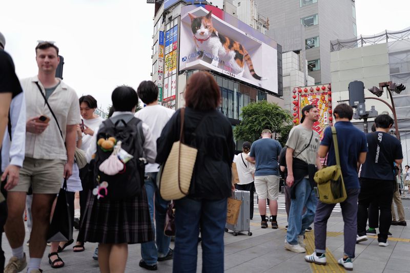 일본 수도인 도쿄(東京)도의 신주쿠(新宿)구는 주거지역 및 학교 주변에 공유숙박(민박) 영업을 원칙적으로 금지할 방침을 굳혔다고 요미우리신문이 7일 보도했다. 사진은 지난해 6월 13일 일본 도쿄의 신주쿠 쇼핑가가 관광객들로 붐비고 있는 모습. 사진=뉴시스