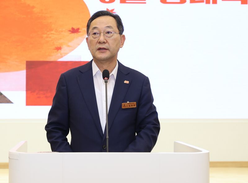 명현관 전남광주통합특별시(광주특별시) 해남군수가 7일 실·과·소장과 읍·면장이 참석한 열린소통회의를 주재하고 "추석 명절 파격 혜택을 적극 활용해 지역 상권을 살려야 한다"라고 당부하고 있다. 해남군 제공