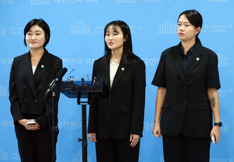 [서울=뉴시스] 최진석 기자 = 신지혜(왼쪽부터) 기본소득당 대변인, 노서영 대변인, 김진서 부대변인이 7일 여의도 국회 소통관에서 기본소득당 재정 및 인사 운영 관련 의혹에 대한 반박 기자회견을 마친 뒤 기자들의 질문에 답하고 있다. 2026.09.07. myjs@newsis.com