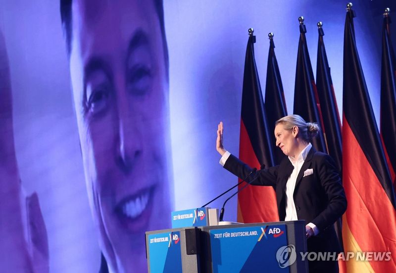 AfD 집회에서 온라인으로 대담하는 머스크와 AfD 공동대표.연합뉴스