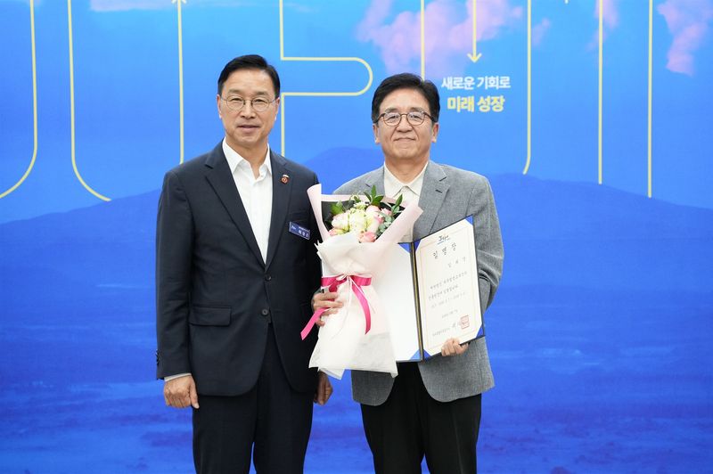 위성곤 제주도지사(왼쪽)가 7일 오전 제주도청 탐라홀에서 김대영 제5대 제주평생교육장학진흥원장에게 임명장을 수여한 뒤 기념촬영하고 있다. 김 원장의 임기는 2028년 9월6일까지 2년이다. 사진=제주특별자치도 제공