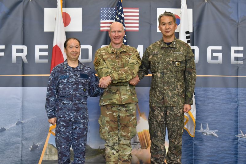 7일, 주일미군사령부(일본 요코타 기지)에서 열린 '26년 프리덤 에지 훈련 개회식에서 합참 김지훈 해군 소장(맨 오른쪽), 주일미군사령관 스티븐 조스트 공군 중장(가운데), 일본 통합막료감부 이시마키 요시야스 해장(맨 왼쪽)이 악수를 하고 있다. 합참 제공