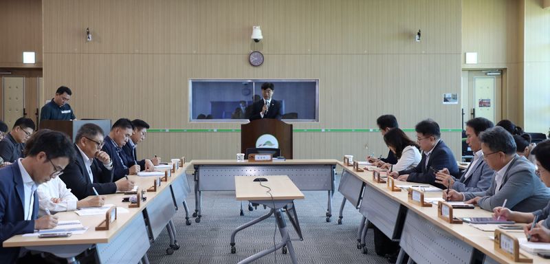 심상택 한국수목원정원관리원 이사장(가운데)이 7일 국립세종수목원에서 열린 '9월 임직원 소통의 날' 행사에서 모두 발언을 하고 있다. 한국수목원정원관리원 제공
