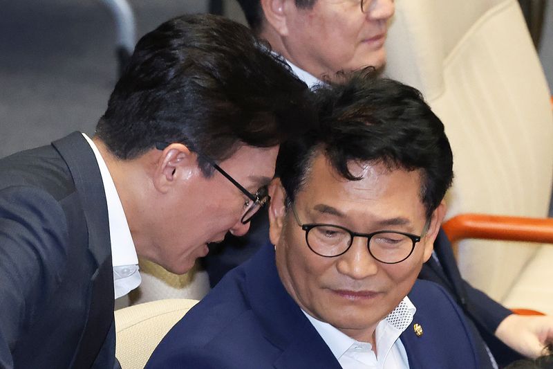 송영길 더불어민주당 의원(오른쪽). 뉴스1