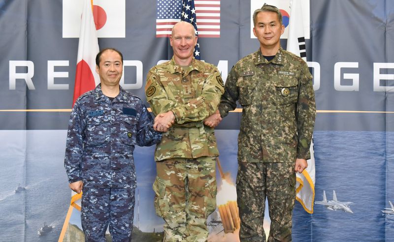 7일 주일미군사령부(일본 요코타 기지)에서 열린 2026년 프리덤 에지 훈련 개회식에서 합참 김지훈 소장(오른쪽), 주일미군사령관 스티븐 조스트 중장(가운데), 일본 통합막료감부 이시마키 요시야스 중장이 악수하며 기념 촬영하고 있다. 합동참모본부 제공