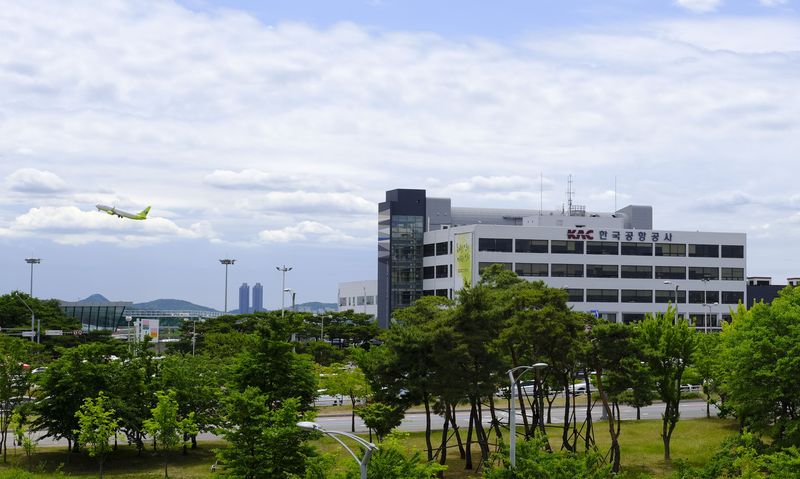 서울 강서구 김포공항 인근 한국공항공사 본사 전경. 전국 14개 공항을 운영·관리하는 한국공항공사는 정부의 2차 공공기관 지방이전과 관련해 제주도가 유치를 추진하는 6개 핵심 기관 가운데 하나다. 사진=뉴시스