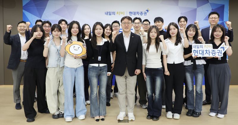 지난 3일 서울 여의도 현대차증권 본사에서 열린 대학생 서포터즈 3기 발대식에서 대학생 서포터즈 13명과 안현주 WM본부장(앞줄 왼쪽 다섯 번째) 등이 참석해 기념 촬영을 하고 있다. 현대차증권 제공