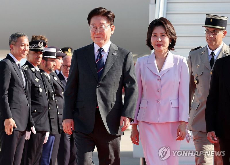 이재명 대통령 부부, 프랑스 도착 (출처=연합뉴스)