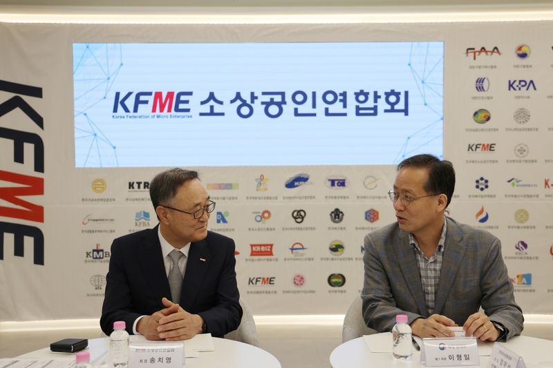 이형일 신임 경제부총리 겸 재정경제부 장관이 후보자 시절인 지난 7일 송치영 소상공인연합회장을 만나 대화하고 있다. 연합뉴스.