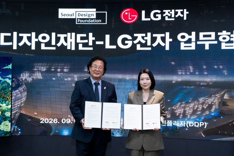차강희 서울디자인재단 대표이사(왼쪽)와 지인숙 LG전자 상무가 지난 7일 열린 업무협약을 체결한 후 기념촬영을 하고 있다.