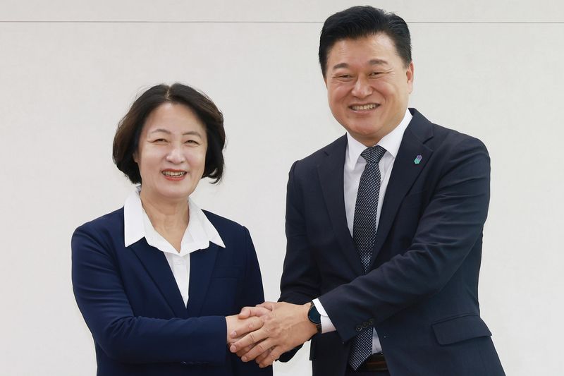 추미애 경기도지사와 신용한 충청북도지사. 경기도 제공.