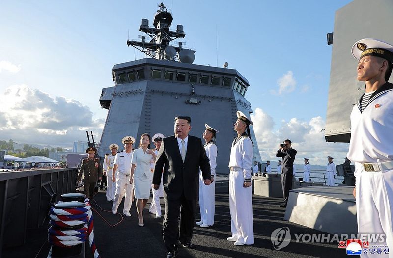 北 새 구축함 강건호 동해 취역…김정은 "해군 핵무장화 실현"(종합2보)