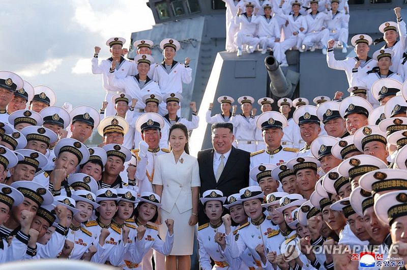 北 새 구축함 강건호 동해 취역…김정은 "해군 핵무장화 실현"(종합2보)