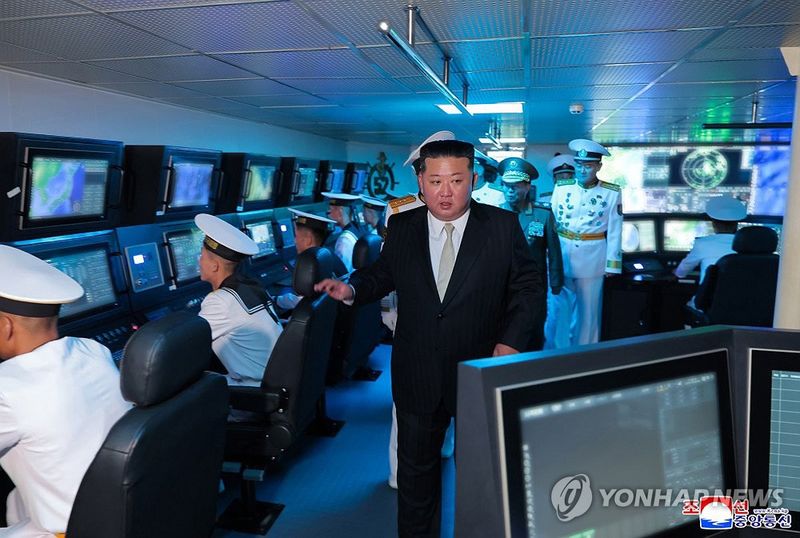 北 새 구축함 강건호 동해 취역…김정은 "해군 핵무장화 실현"(종합2보)