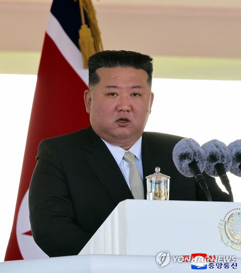 북한 구축함 강건호 취역 기념식에서 연설하는 김정은 (출처=연합뉴스)