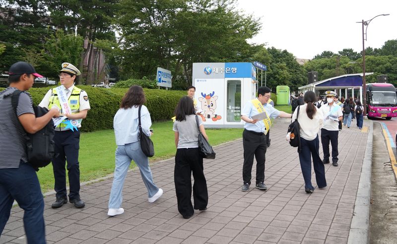 제주대학교와 제주동부경찰서 관계자들이 7일 제주대 교내 주요 통행로에서 학생과 이용자들에게 교내 개인 전동킥보드 운행 금지와 공유 이동수단 안전수칙을 안내하고 있다. 제주대는 이달부터 교내 개인 전동킥보드 운행을 금지하고 공유 전동킥보드의 최고속도를 GPS로 시속 7㎞ 이하로 제한했다. 사진=제주대학교 제공