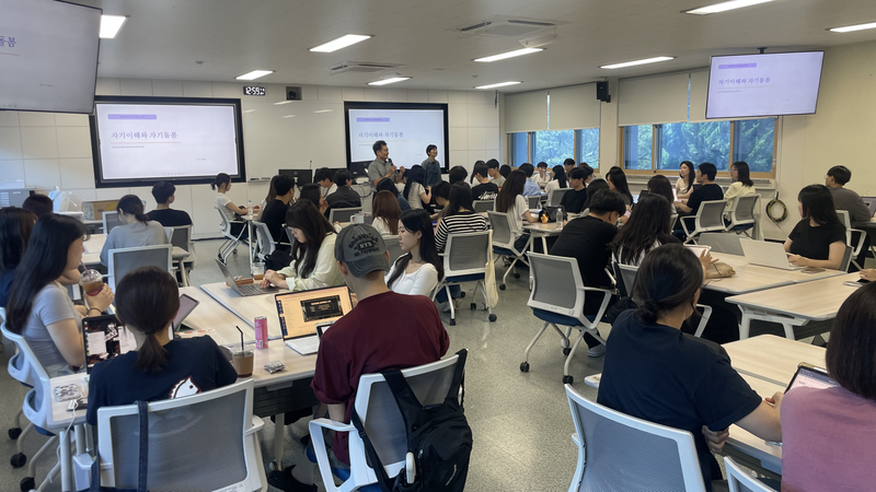 제주대학교 학생들이 2026학년도 1학기 하기계절학기에 운영된 교과 연계 런케이션 ‘예비부모교육’ 수업에 참여하고 있다. 제주대 글로컬대학사업단은 제주 전역의 산업·자연·문화자원을 정규 교과와 연결하기 위해 10일까지 2학기 교과 연계 런케이션 교과목을 공모한다. 사진=제주대학교 글로컬대학사업단 제공