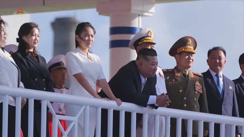[서울=뉴시스] 조선중앙TV는 김정은 북한 국무위원장이 지난 6일 동해 원산항에서 열린 강건호 취역 기념식에 참석했다고 7일 보도했다. 이 자리에는 부인 리설주 여사, 딸 김주애가 함께했다. (사진=조선중앙TV 캡처) 2026.09.07. photo@newsis.com *재판매 및 DB 금지