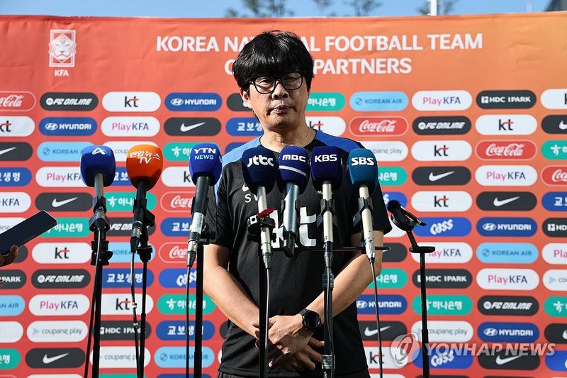 인터뷰하는 신상우 감독 (출처=연합뉴스)