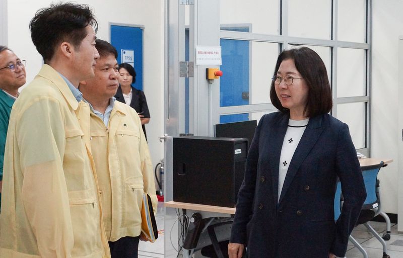 이미선 기상청장(오른쪽)이 7일 경기 남양주시 예봉산 기상레이더관측소를 방문, 기상레이더 및 현장 시설의 운영 현황을 점검하고 있다. 기상청 제공