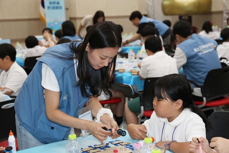 포스코퓨처엠이 지난 8월 광양시 달빛나루종합복지센터에서 개최한 '포스코퓨처엠 푸른꿈 환경캠프'에 참여한 어린이들이 전기차 모형을 제작하고 있다. 포스코퓨처엠 제공