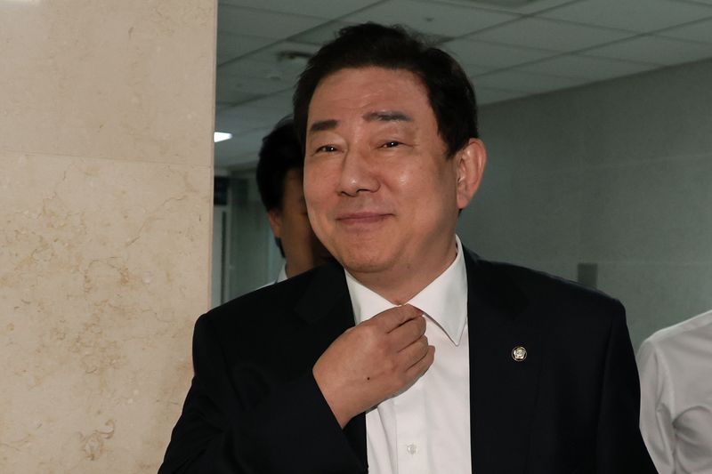 김병기 무소속 의원이 7일 오후 서울 여의도 국회 의원회관 의원실을 나서고 있다. 이날 경찰은 각종 비위 의혹을 받는 김 의원에 대한 구속영장을 신청했다. 지난해 9월 첫 고발장이 접수된 지 약 1년 만이다. 사진=뉴스1화상
