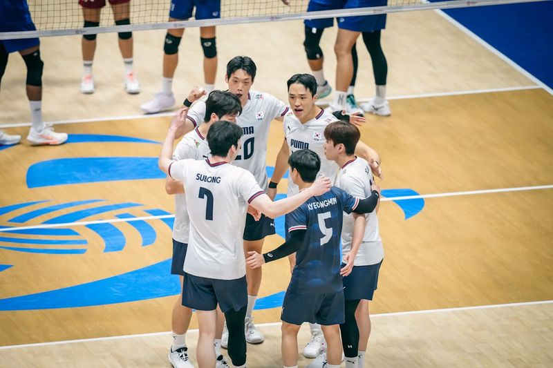 [서울=뉴시스] 한국 남자배구 대표팀이 7일 일본 후쿠오카현 기타큐슈시 기타큐슈시립종합체육관에서 열린 2026 아시아남자배구선수권대회 조별리그 C조 2차전에서 태국을 상대로 득점을 올린 뒤 기뻐하고 있다. (사진=FIVB 홈페이지 캡처) 2026.09.07.