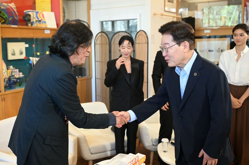 이재명 대통령이 지난 7일(현지 시간) 프랑스 생폴드방스 마그 재단 부티크룸에서 열린 영화인과의 대화에서 이창동 감독과 인사를 하고 있다. 뉴시스