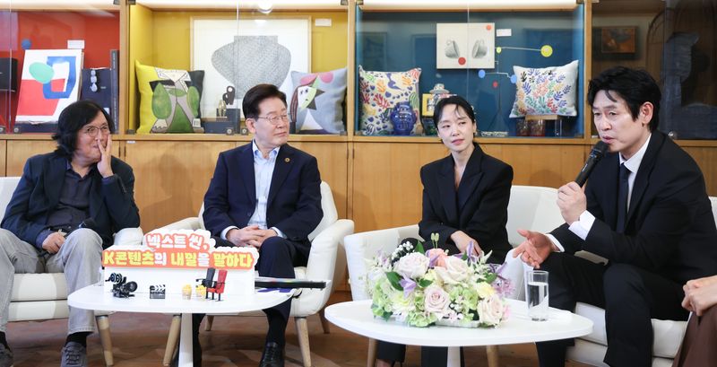 프랑스를 국빈 방문 중인 이재명 대통령이 7일(현지시간) 생폴드방스 매그 재단에서 열린 '뤼미에르 서밋' 영화인과의 대화에서 배우 설경구의 발언을 듣고 있다. 왼쪽부터 이창동 감독, 이재명 대통령, 배우 전도연, 설경구. 뉴스1