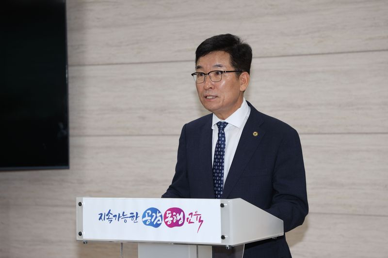 윤건영 충북도교육감이 3일 충북교육청 브리핑실에서 담화문을 발표하고 있다.(사진=충북교육청 제공).2025.09.03.photo@newsis.com *재판매 및 DB 금지