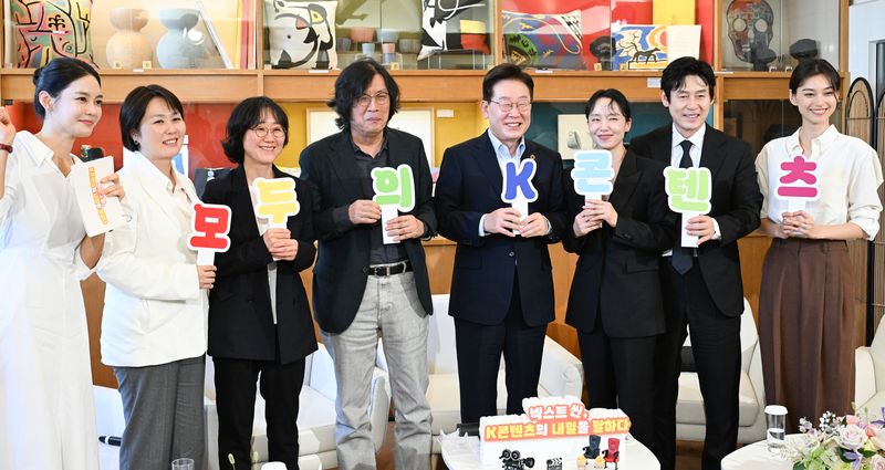 프랑스를 국빈 방문 중인 이재명 대통령이 7일(현지시간) 생폴드방스 매그 재단에서 열린 '뤼미에르 서밋' 영화인과의 대화에서 참석자들과 기념촬영을 하고 있다. 왼쪽부터 방송인 안현모, 김민영 넷플릭스 아시아태평양 지역 콘텐츠 총괄 부사장, 정주리 감독, 이창동 감독, 이재명 대통령, 배우 전도연, 설경구, 김도연. /사진=뉴스1화상