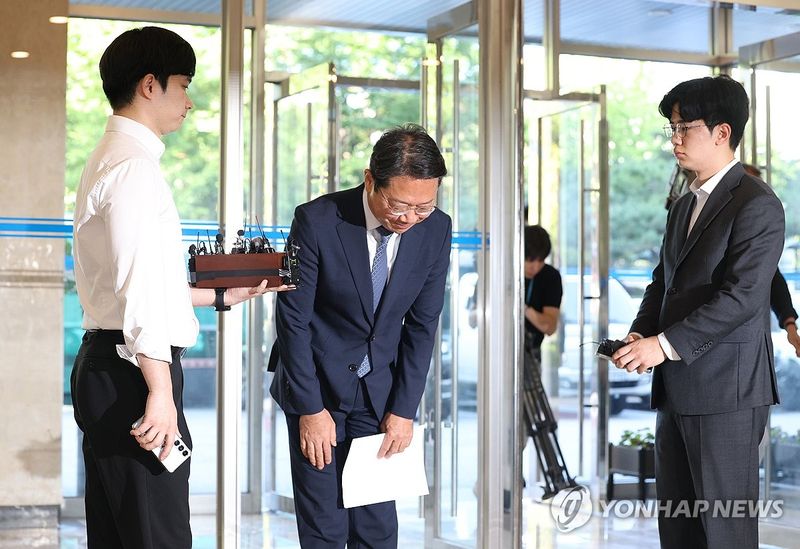 고개 숙여 인사하는 김승원 법무장관 후보자 (출처=연합뉴스)