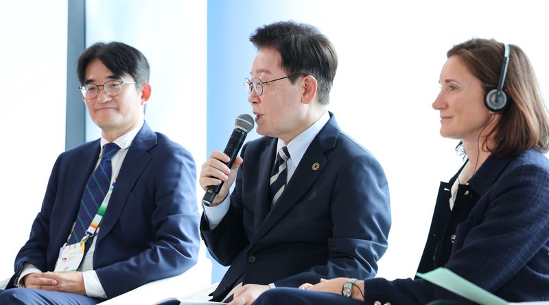 프랑스를 국빈 방문 중인 이재명 대통령이 7일(현지시간) 생폴드방스 매그 재단에서 열린 '뤼미에르 서밋' 영화/영상 관련 라운드테이블에서 발언하고 있다. 뉴스1