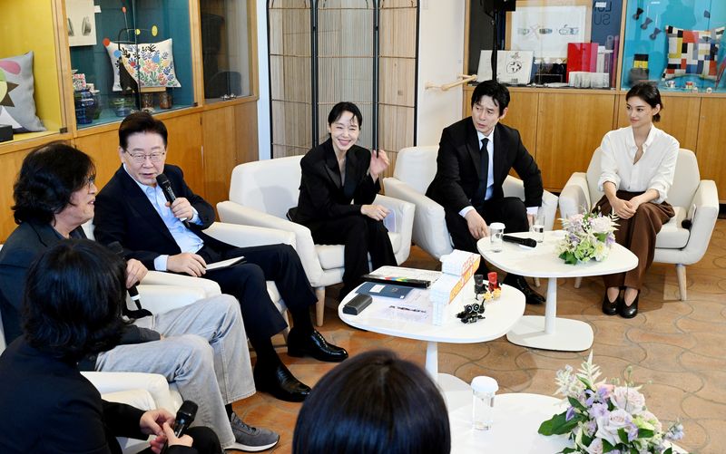 [생폴드방스=뉴시스] 이재명 대통령이 7일(현지 시간) 프랑스 생폴드방스 마그 재단 부티크룸에서 열린 영화인과의 대화에서 발언을 하고 있다. 오른쪽부터 배우 김도연, 설경구, 전도연, 이 대통령, 감독 이창동. 뉴시스
