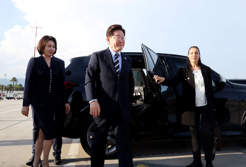 [니스=뉴시스] 조성봉 기자 = '뤼미에르 서밋'을 마친 이재명 대통령이 7일(현지 시간) 프랑스 코트다쥐르 공항에 도착해 공군 1호기로 이동하고 있다. 2026.09.08. suncho21@newsis.com