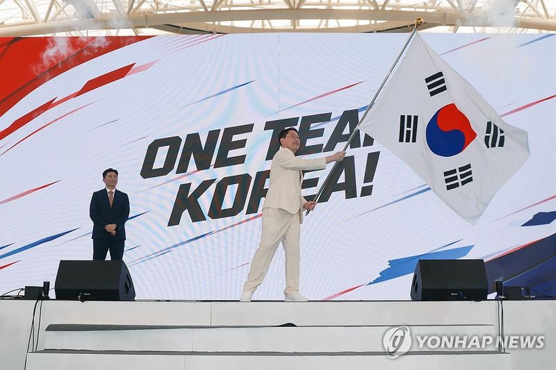 단기 흔드는 이상현 선수단장 (출처=연합뉴스)
