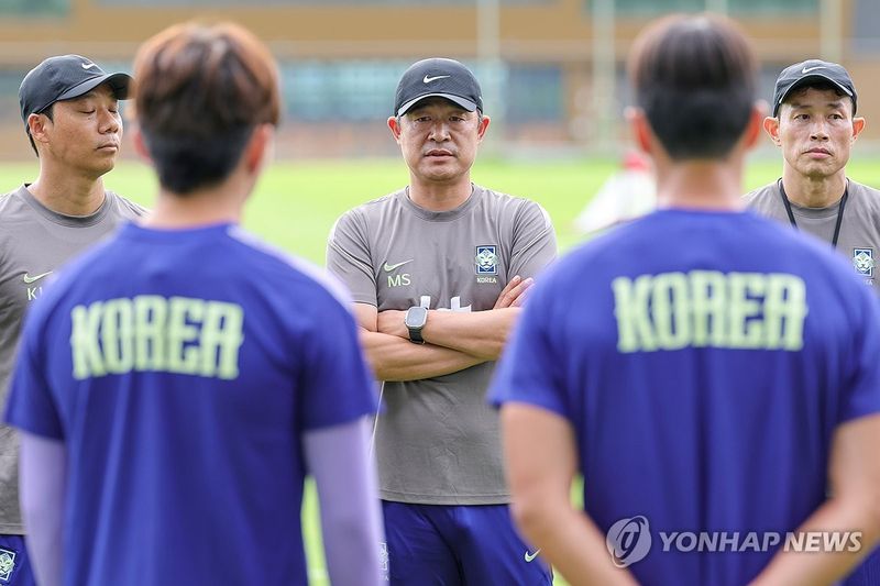 훈련 전 발언하는 이민성 감독 (출처=연합뉴스)