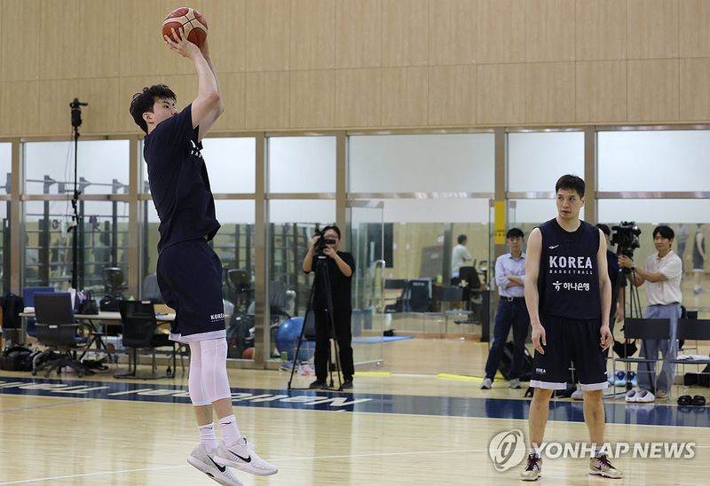 슛하는 이현중 (출처=연합뉴스)