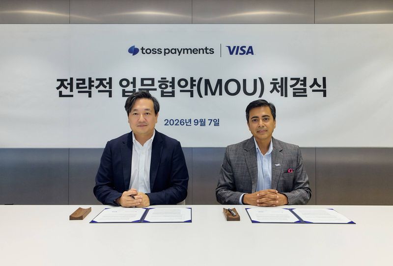토스페이먼츠와 비자가 지난 7일 서울 강남구 역삼동 아크플레이스에서 전략적 업무협약(MOU)을 맺었다. 김규하 토스 부대표(왼쪽)와 쿠날 채터지(Kunal Chatterjee) 비자 코리아 사장. 토스페이먼츠 제공