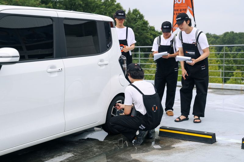 한국타이어 '타이어보이'가 지난달 대구 삼성 라이온즈파크에서 타이어를 점검하고 있다. 한국타이어앤테크놀로지 제공