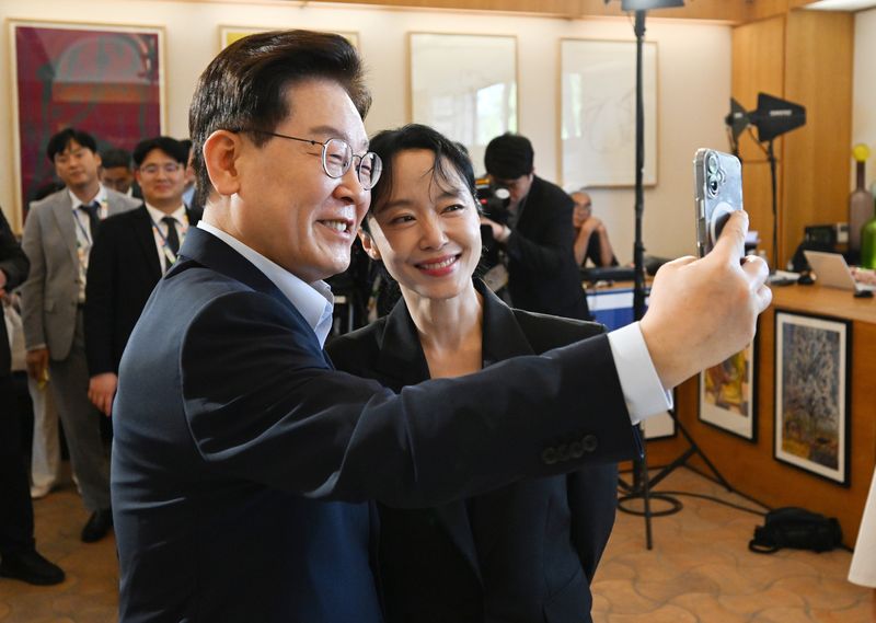 [생폴드방스=뉴시스] 조성봉 기자 = 이재명 대통령이 7일(현지 시간) 프랑스 생폴드방스 마그 재단 부티크룸에서 열린 영화인과의 대화에서 배우 전도연과 사진을 찍고 있다. 2026.09.07. suncho21@newsis.com