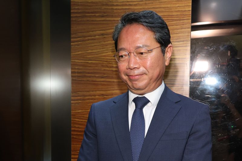 김승원 법무부 장관 후보자가 8일 서울 종로구 적선현대빌딩에 마련된 인사청문회 준비 사무실로 출근하고 있다. 연합뉴스