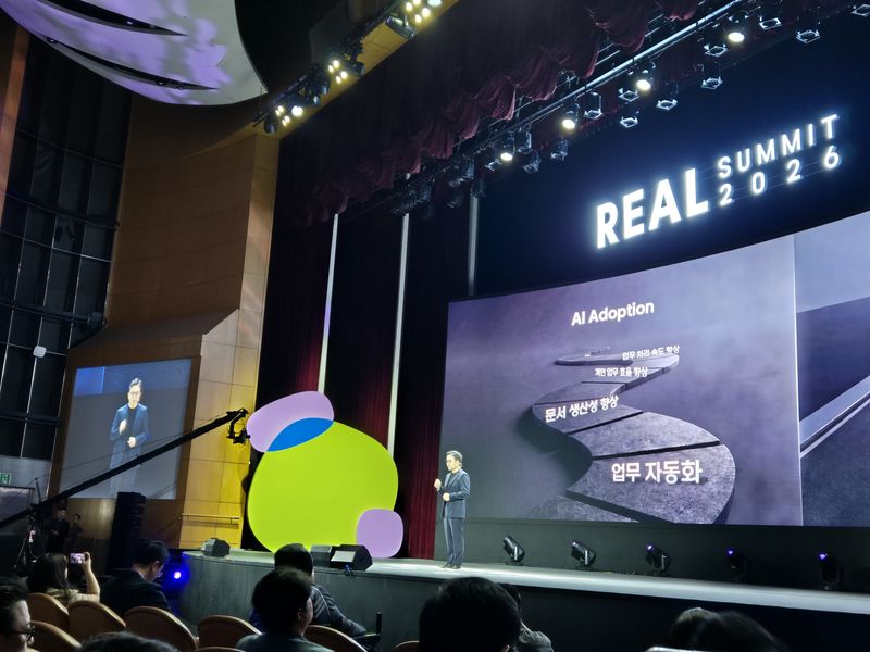 삼성SDS가 8일 서울 코엑스에서 개최한 AX 콘퍼런스 '리얼 서밋(REAL Summit) 2026'에서 이준희 삼성SDS 대표이사가 기조연설하고 있다. 사진=연지안 기자
