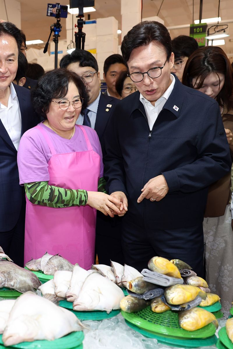 더불어민주당 김민석 대표가 8일 서울 동작구 노량진수산시장을 방문해 상인과 대화하고 있다. 사진=서동일 기자