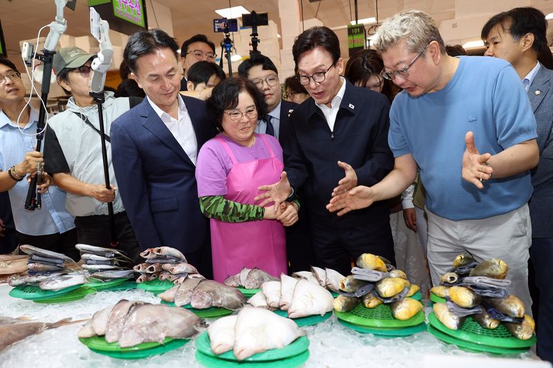 더불어민주당 김민석 대표가 8일 서울 동작구 노량진수산시장을 방문해 상인과 대화하고 있다. 사진=서동일 기자