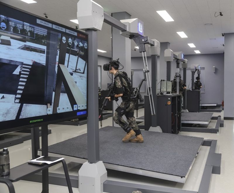 육군사관학교의 VR(가상현실) 기반 실감형 전술훈련 모습. ETRI 제공