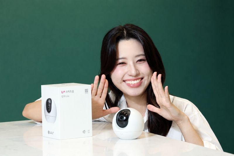 LG유플러스는 홈캠을 처음 구매하는 고객을 위한 입문형 스마트홈 서비스 '홈캠 Lite'를 출시한다고 8일 밝혔다. 사진은 모델이 LG유플러스의 신규 상품 '홈캠 Lite'를 소개하고 있는 모습. LG유플러스 제공