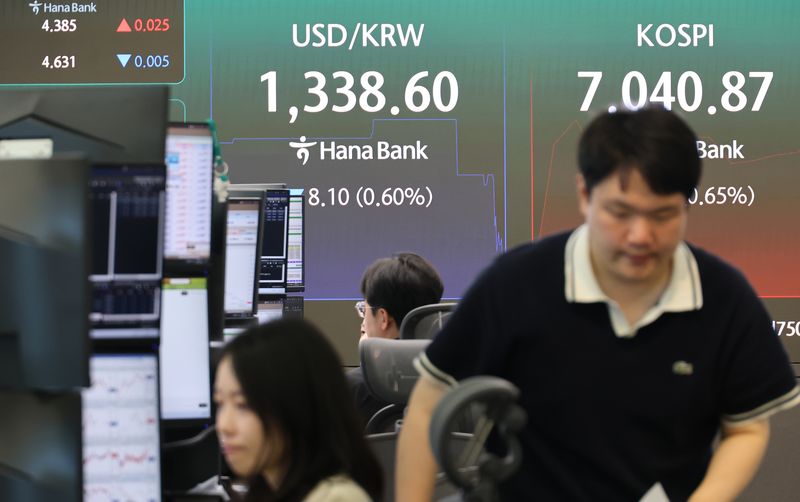 8일 서울 중구 하나은행 본점에서 직원들이 증시와 환율을 살피고 있다. 연합뉴스 제공