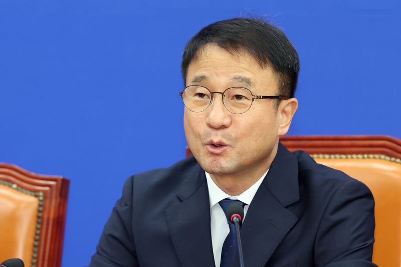 한병도 더불어민주당 원내대표가 8일 오전 서울 여의도 국회에서 열린 원내대책회의에서 발언을 하고 있다. 뉴스1